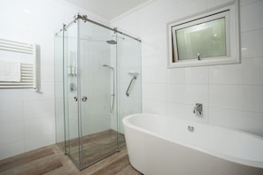 Quarto casal luxo, varanda, vista para o jardim | Banheiro | Chuveiro, secador de cabelo, toalhas de banho, sabonete