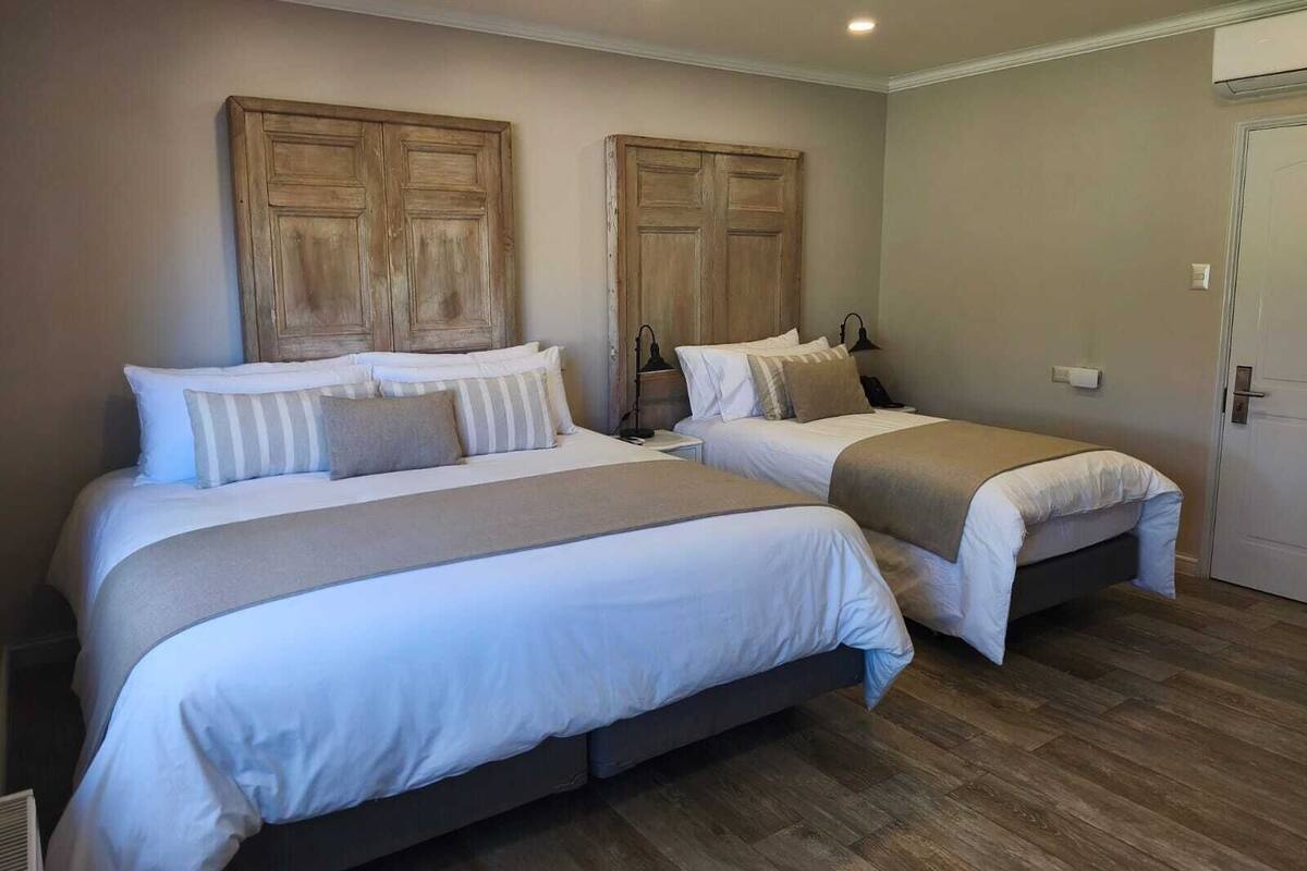 Chambre triple supérieure | Coffre-fort, bureau, accÚs au Wi-Fi (inclus), literie fournie