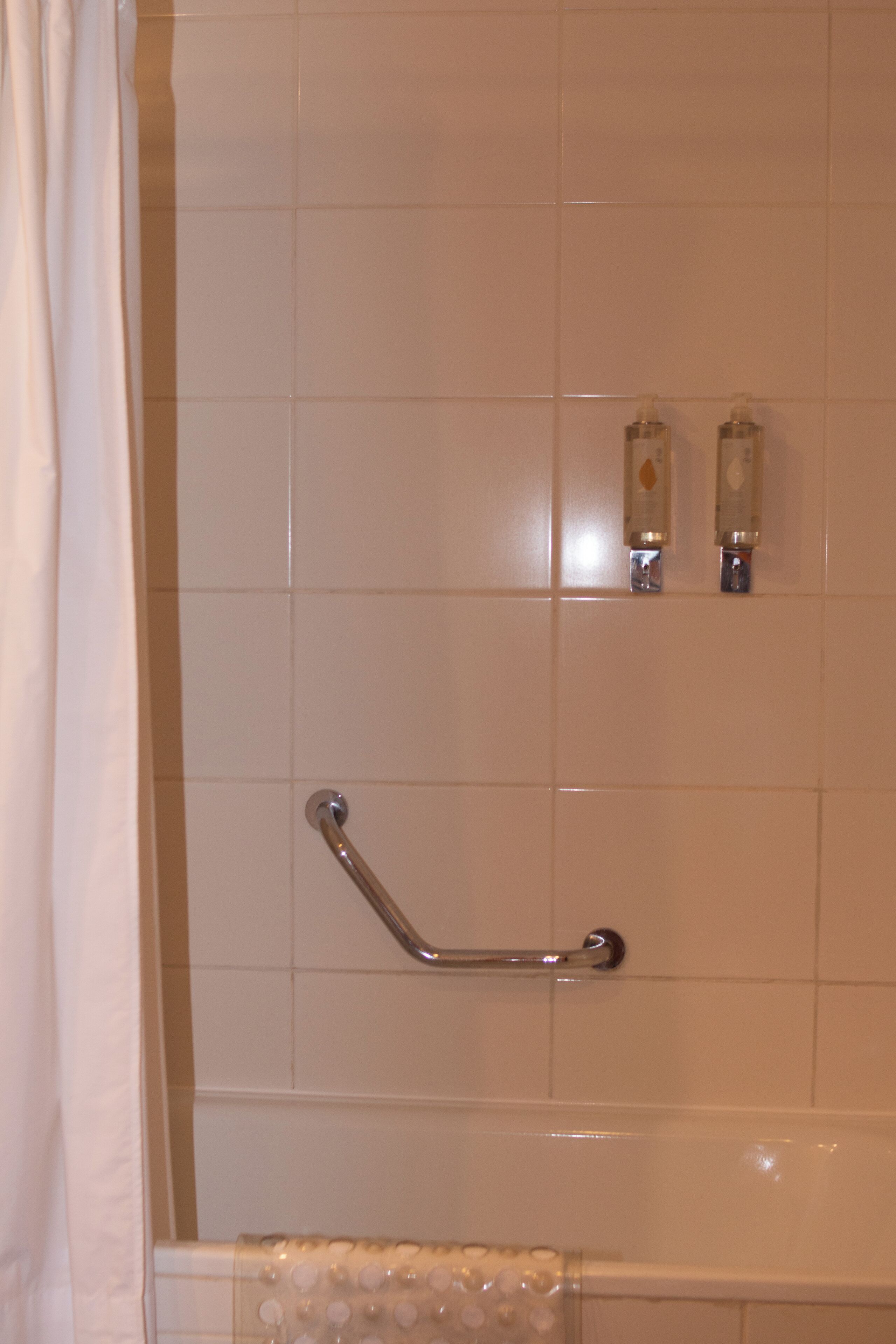 Secador de pelo, toallas, papel higiénico