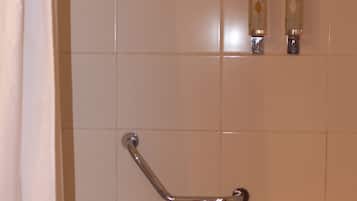 Secador de pelo, toallas, papel higiénico