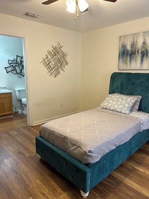 3 عدّة غرف نوم ومكواة/لوح كي وواي فاي وملاءات أسرّة