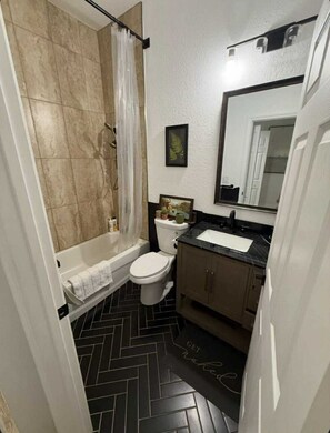 按摩浴缸、吹风机、坐浴桶、毛巾