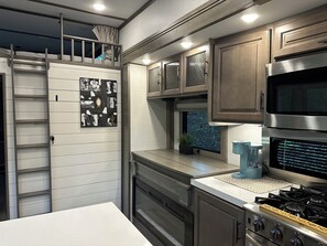 Réfrigérateur, micro-ondes, four, plaque de cuisson