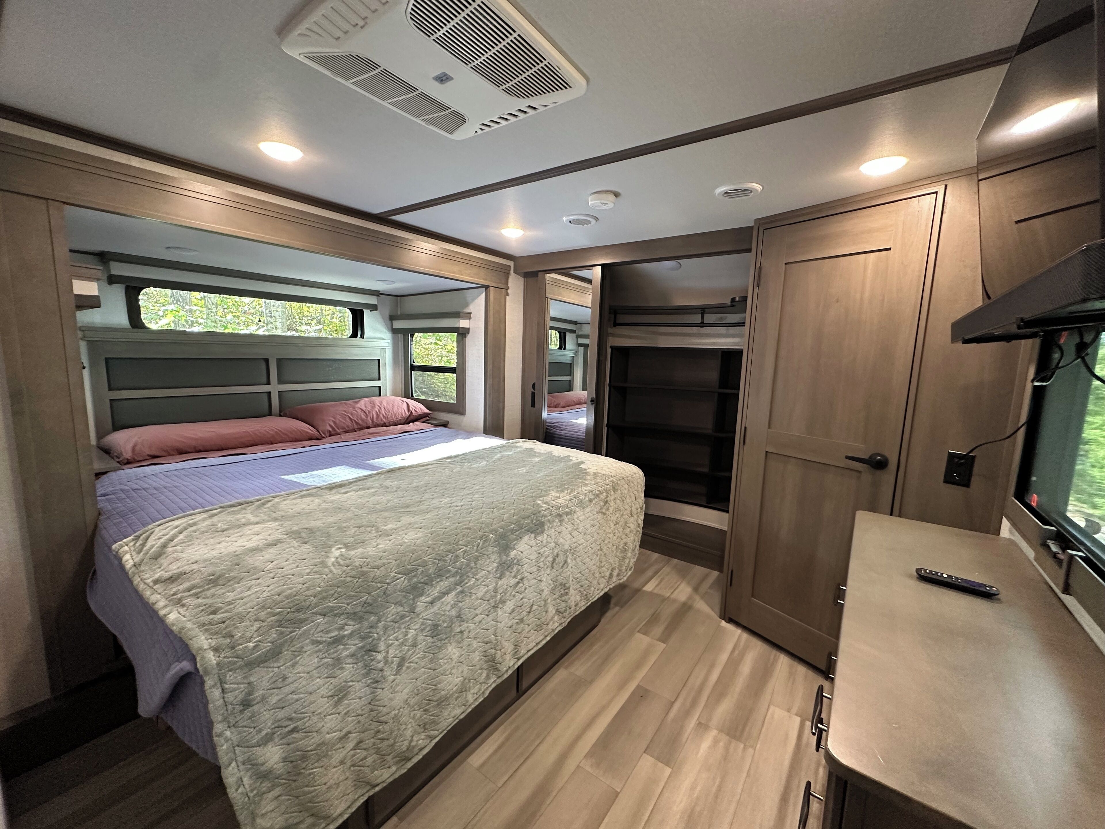 2 bedrooms, bed sheets