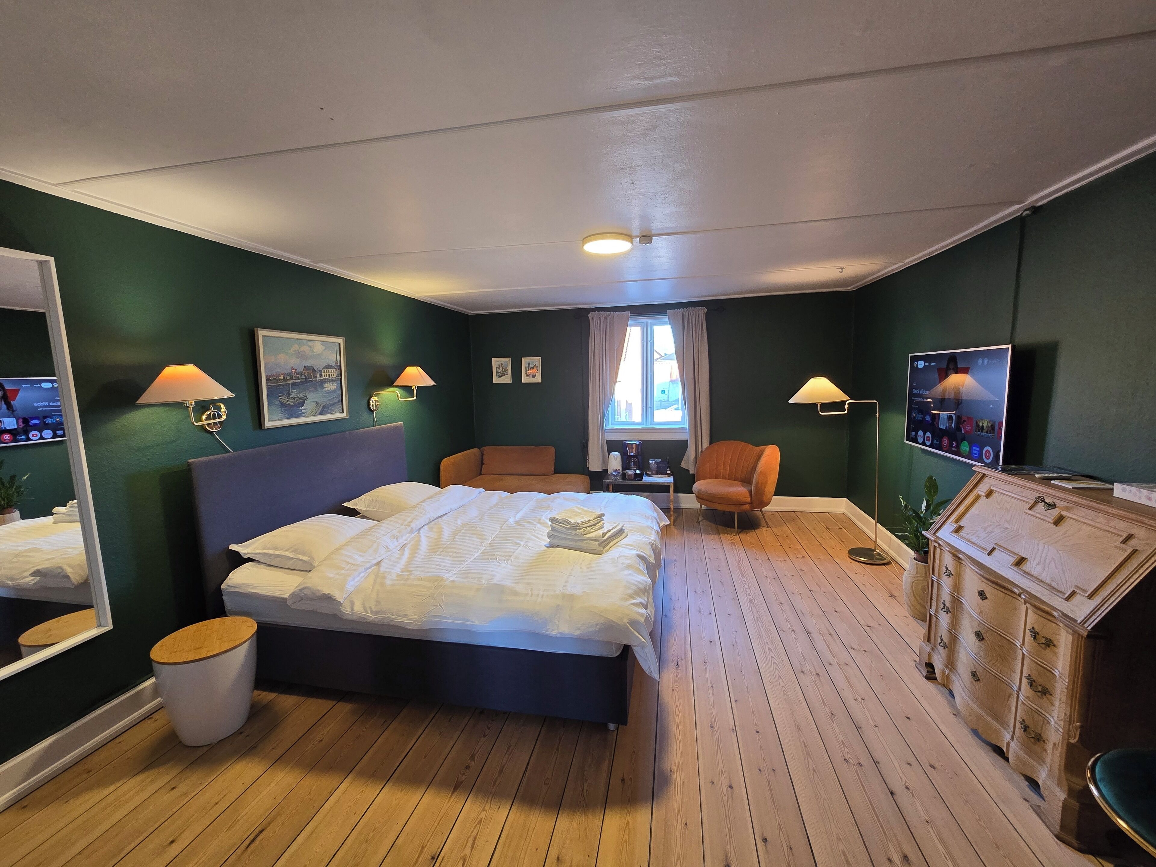 Deluxe tweepersoonskamer | Luxe beddengoed, donzen dekbedden, een bureau, een laptopwerkplek