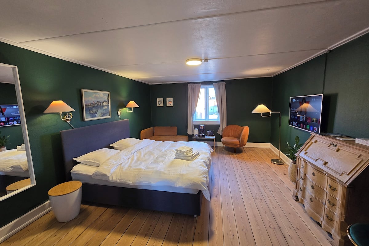 Deluxe tweepersoonskamer | Luxe beddengoed, donzen dekbedden, een bureau, een laptopwerkplek