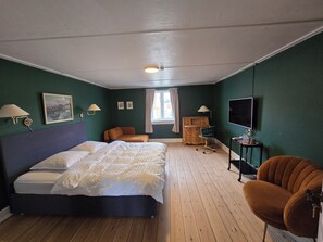 Deluxe Double Room, City View | Peralatan tempat tidur premium, langsir/tirai gelap terus 