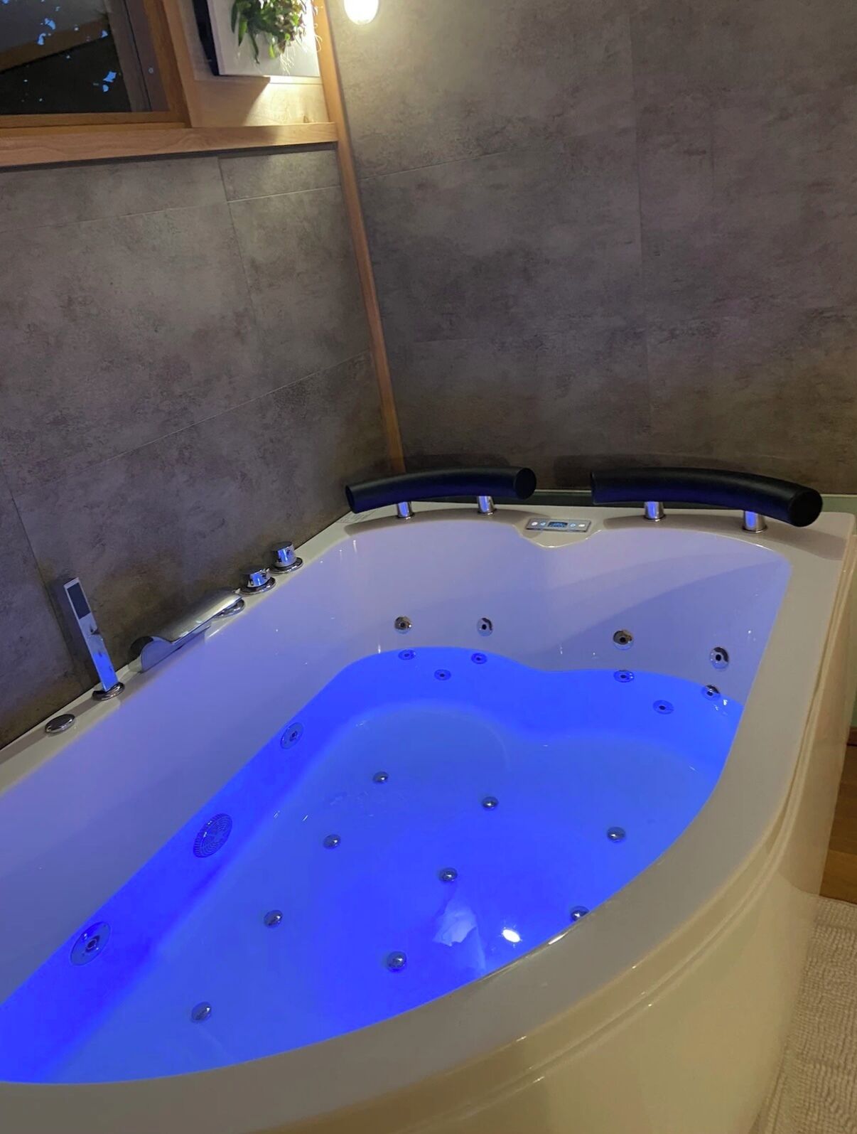 Haartrockner, Handtücher, Seife, Toilettenpapier