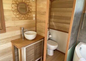 Haartrockner, Handtücher, Seife, Toilettenpapier