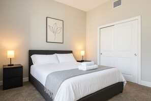 مكواة/لوح كي وسرير سفر وواي فاي وملاءات أسرّة