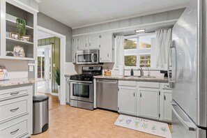 ثلاجة، ميكروويف، فرن، موقد طهي مسطح