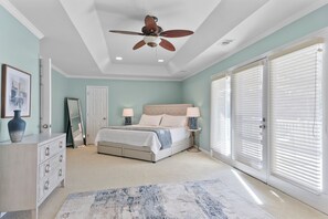 Casa, vista al patio | Decoración personalizada y muebles diferentes