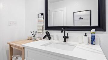 Dusch, hårtork, handdukar och tvål