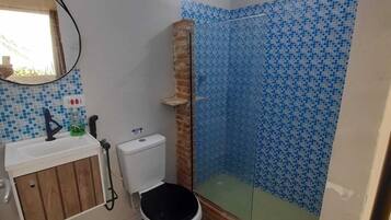 Haartrockner, Handtücher, Seife, Toilettenpapier