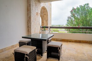 Outdoor dining - Comfy Studio in Cap Cana with Balcony, Pool Access & Beach Nearby (Punta Cana)