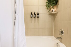 Hair dryer, towels, soap, shampoo - The Montrose Loft – Downtown Houston (Houston)