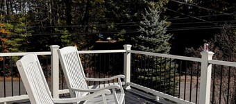 “Between the Bays Getaway” — Hot Tub, Firepit & Fun in Laconia!