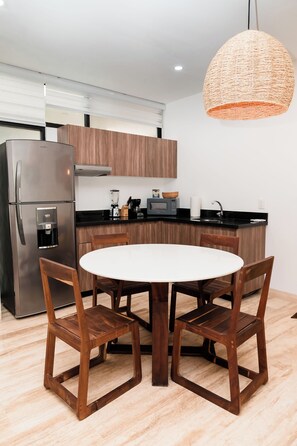 Apartemen Deluks, 2 kamar tidur, patio, pemandangan kota | Dapur pribadi
