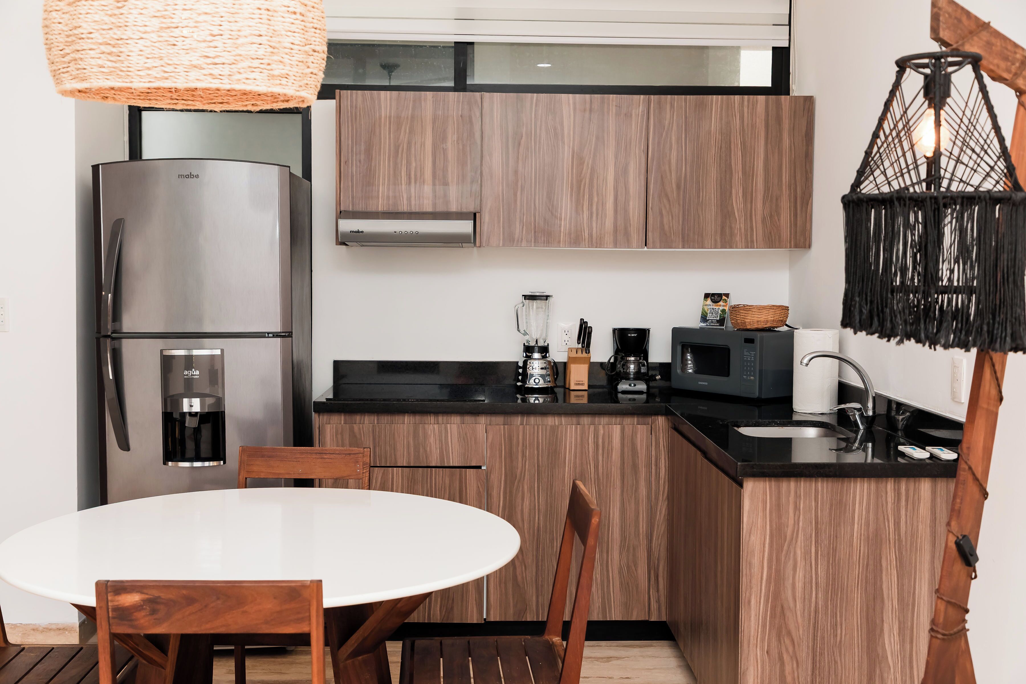 Een koffiezetapparaat/waterkoker, eettafels