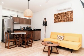 ดีลักซ์อพาร์ทเมนท์, 2 ห้องนอน, ลานระเบียง, วิวเมือง | บริเวณนั่งเล่น | สมาร์ททีวี 50 นิ้ว พร้อมช่องดิจิตอล