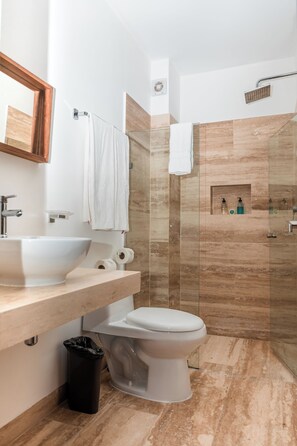 Deluxe Apartment, 2 Bedrooms, Patio, City View | Bathroom