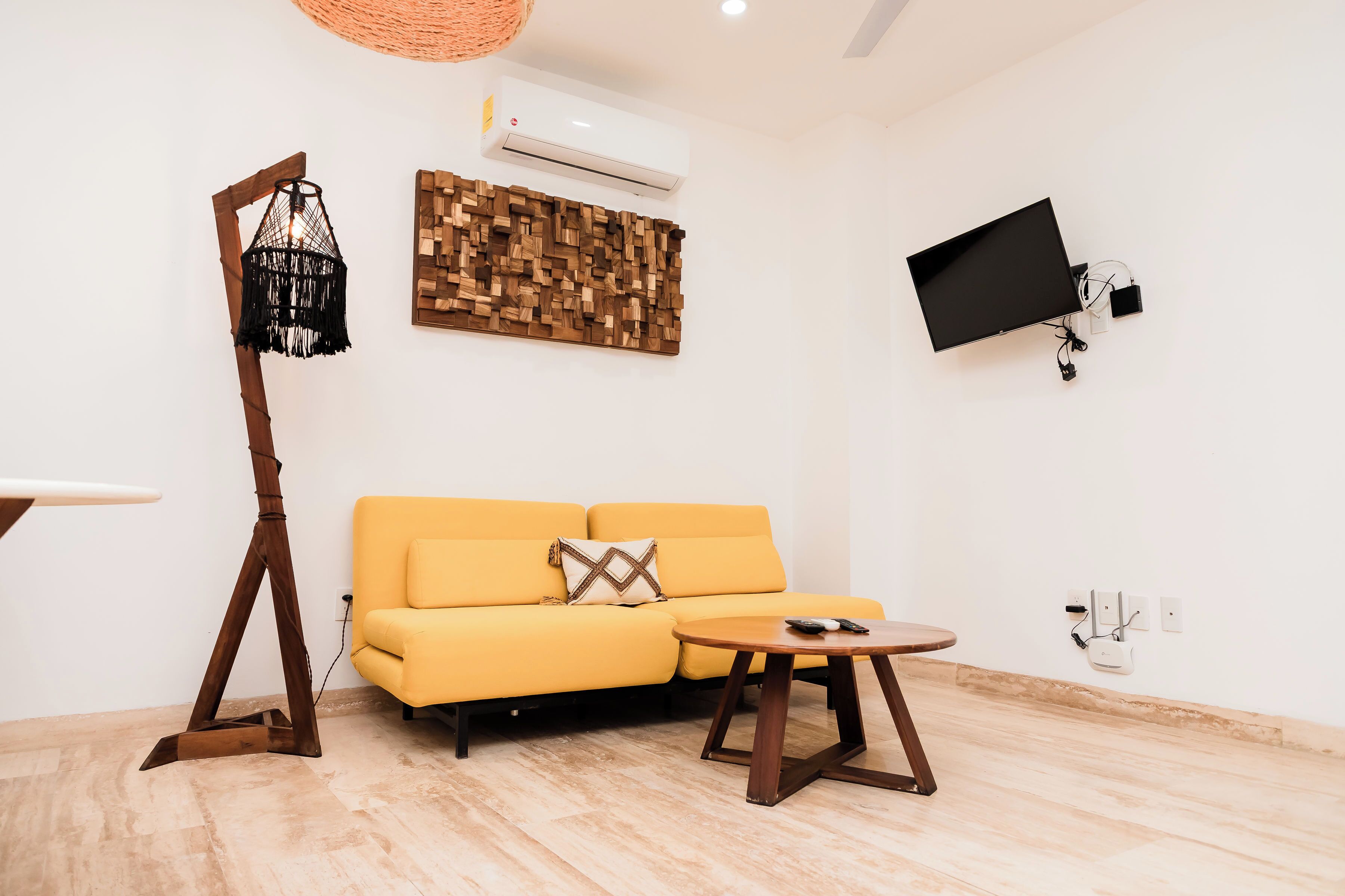 Deluxe appartement, 2 slaapkamers, patio, uitzicht op stad | Woonruimte | Een 50-inch smart-tv met digitale zenders