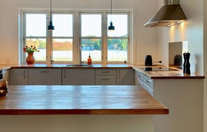 冷蔵庫、コンロ、食器洗い機、コーヒー / ティーメーカー