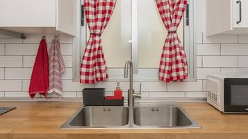 Frigorífico, microondas, horno y cafetera o tetera