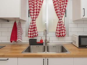 Réfrigérateur, micro-ondes, four, cafetiÚre/bouilloire