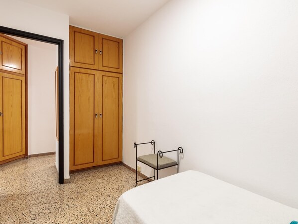 3 dormitorios, tabla de planchar con plancha, Internet y ropa de cama