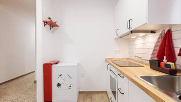 Frigorífico, microondas, horno y cafetera o tetera