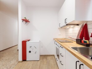 Frigorífico, microondas, horno y cafetera o tetera