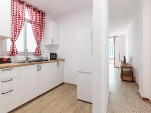 Kühlschrank, Mikrowelle, Ofen, Wasserkocher mit Kaffee-/Teezubehör