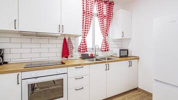 Frigorífic, microones, forn i cafetera i tetera