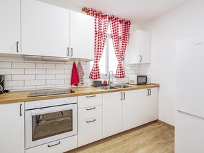 Een koelkast, een magnetron, een oven, een koffiezetapparaat/waterkoker