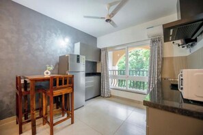 Private kitchen - Staymaster Zyric  203 Serviced Apartment (Siolim)