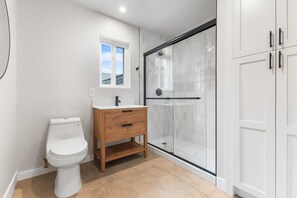 Serviettes fournies, savon, papier de toilette