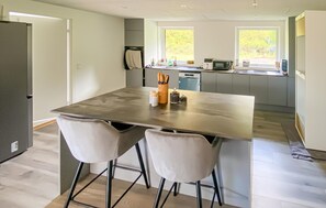 Een koelkast, een kookplaat, een vaatwasser