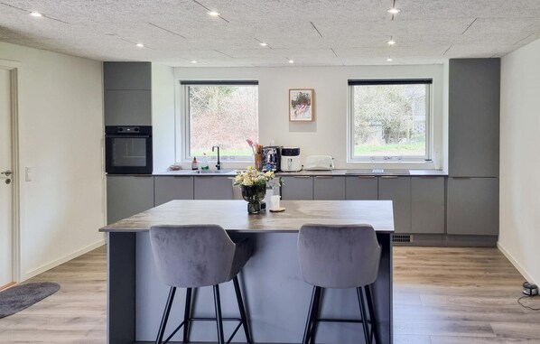 ثلاجة، موقد طهي مسطح، غسالة أطباق، ماكينة لصنع القهوة/الشاي