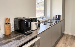 Réfrigérateur, plaque de cuisson, lave-vaisselle, cafetière/bouilloire