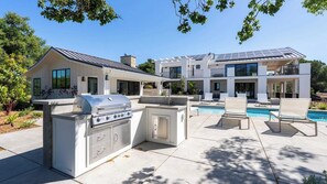 House (6 Bedrooms) | Interior