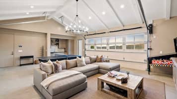 House (6 Bedrooms) | Interior