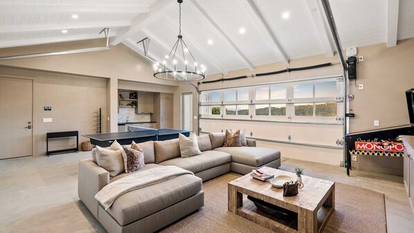 House (6 Bedrooms) | Interior