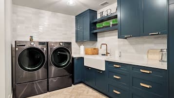 House (6 Bedrooms) | Interior