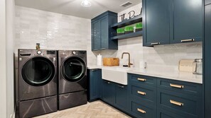 House (6 Bedrooms) | Interior