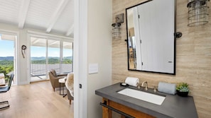 House (6 Bedrooms) | Interior