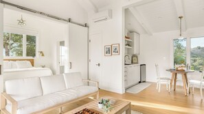 House (6 Bedrooms) | Interior