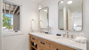 House (6 Bedrooms) | Interior