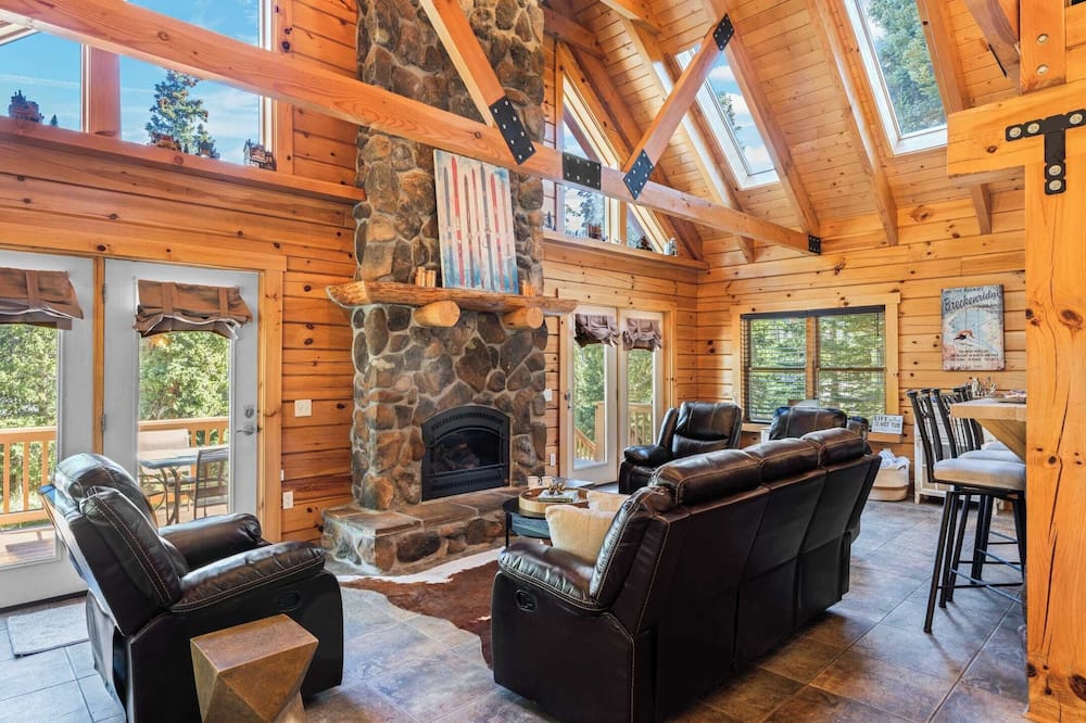 Forest Views, Hot Tub & Fireplace Minutes From Breckenridge Shangri-la Cabin by Avantstay - Bald Mountain, CO