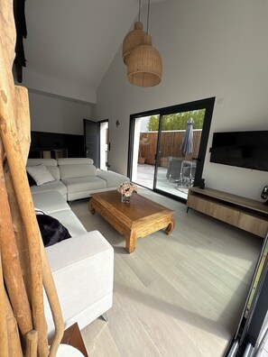 Smart TV - Charming new air-conditioned house with large terrace near Bordeaux (Le Haillan)